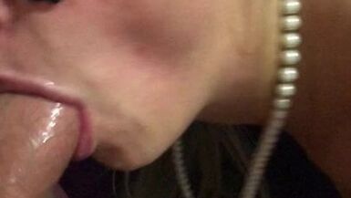 Blonde parfaite en train de faire une fellation