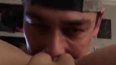 Ericka se fait dévorer la chatte et le trou du cul par son père