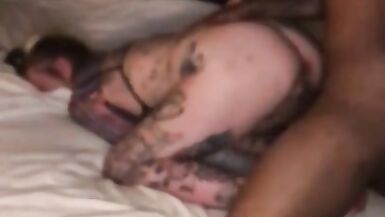 La BBC fait rebondir le cul (la vidéo est au ralenti) et on peut voir le cul de PAWG remuer à chaque coup.