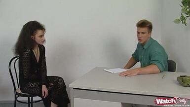 Il a pitié delle et lui envoie toute sa charge au visage.