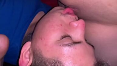 Je baise mon innocent petit bout de pied a lair