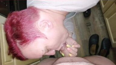 Maman, par derrière, dans la cuisine, doigte sa chatte mouillée et lencule.