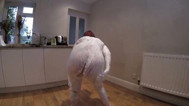 Danse désordonnée dans la mousse à raser