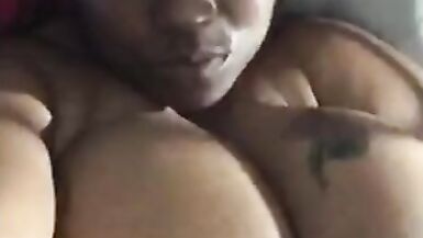 46 G Size Titty Milf görüntülü sohbette gösteriş yapıyor - 4 image