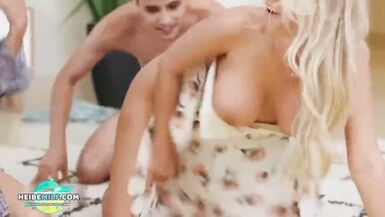 Due bionde MILF dalle tette grosse si dividono il cazzo del figliastro - 3 image
