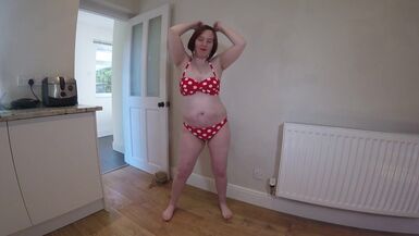 Tette rosse in bikini - 1 image