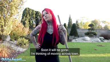 Lagent public Sabien Demonia fait sortir ses gros seins et se fait baiser la chatte - 2 image
