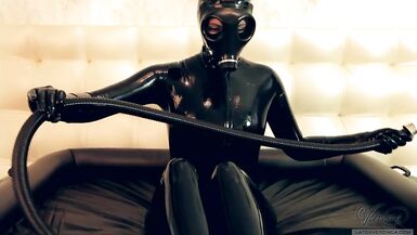 Lateks Catsuit Gaz Maskeli Kız Azgınlaşıyor - 3 image