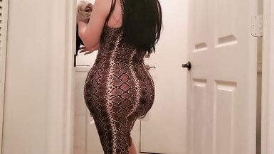 Big ass stepmom fucked in laundry room - 1 image