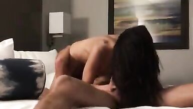 Sexy MILF und junger Hengst machen Liebe - 4 image