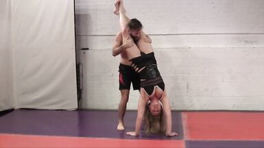 Lucha femenina contra masculina - 4 image