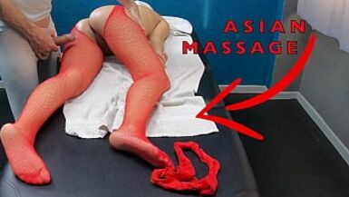 Une jeune femme asiatique vient se faire masser avec des collants sexy pour séduire le masseur et lui faire du rentre-dedans ! - 1 image