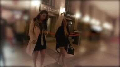 Des lesbiennes en chaleur se partageant deux bites dures