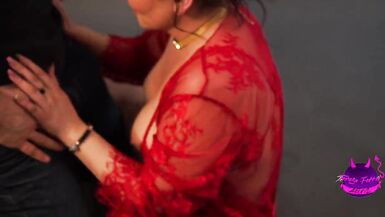 Je nai pas pu résister à lenvie et jai baisé le photographe au milieu de la séance.