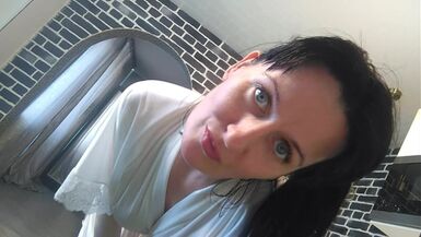 Une femme au foyer en chaleur masturbe sa chatte très poilue.