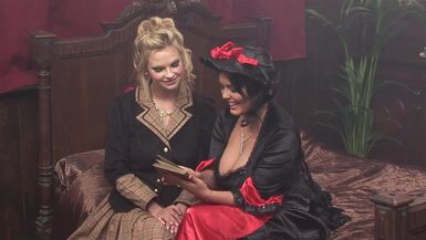 Linsey et ses lesbiennes vampires préfèrent sucer des chattes