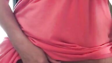 Jai remonté ma robe et je me suis regardée dans le miroir tout en doigtant ma chatte serrée jusquà lorgasme.