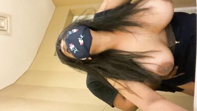 Hôtesse de lair indienne baisée dans les toilettes de laéroport - ANAL