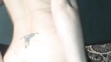 La belle-mère étire le trou du cul et la chatte avant darriver à la maison avec des amis basketteurs pour se faire sauter. - 3 image