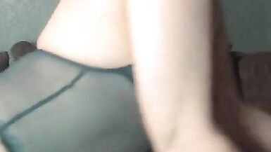 La belle-mère étire le trou du cul et la chatte avant darriver à la maison avec des amis basketteurs pour se faire sauter. - 4 image