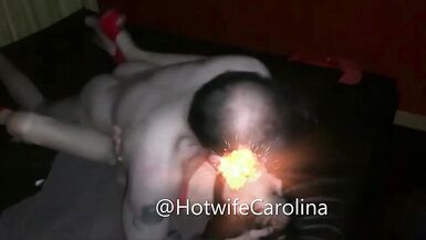 Le mari cocu regarde sa femme se faire baiser par une énorme bite - 2 image