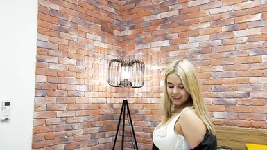 Une délicieuse blonde aux seins juteux montre ses trous humides