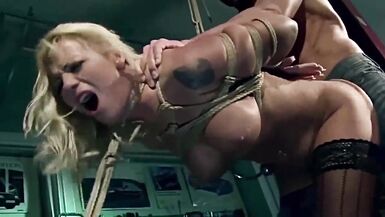 Sarah Simon aime tromper son mari, avec le mécanicien automobile, qui aime dominer sa salope soumise, et baise son trou du cul avec force, jusquà ce quelle ait des orgasmes, et elle aime ça. Partie 2.