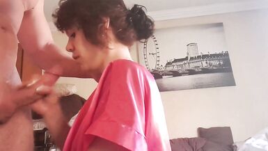 MILF aux cheveux bouclés suçant et branlant ma bite jusquà ce que je jouisse