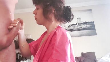 MILF de cabelo encaracolado chupando e masturbando meu pau até eu gozar - 3 image