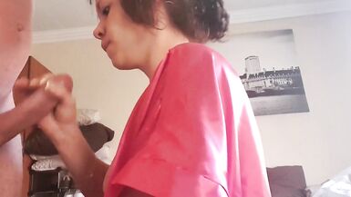MILF de cabelo encaracolado chupando e masturbando meu pau até eu gozar - 5 image
