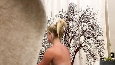 22歳 REAL Stepmom MILF Undressing and getting Ready for Bed（義母の熟女、服を脱いでベッドの準備をする）。 - 2 image