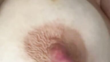 MILF excitada a brincar com as minhas mamas grandes e cona suculenta enquanto o meu marido está a dormir ao meu lado - 2 image