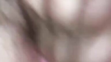 MILF excitada a brincar com as minhas mamas grandes e cona suculenta enquanto o meu marido está a dormir ao meu lado - 5 image