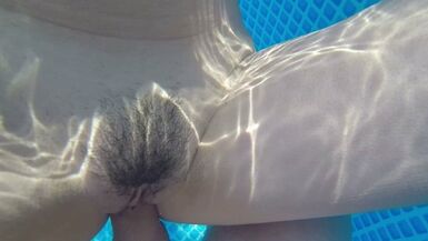 Baise dans la piscine!