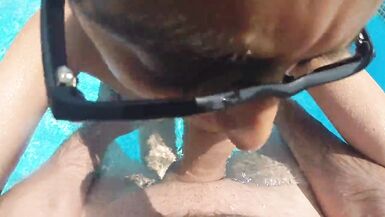 Baise dans la piscine! - 2 image