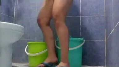 Lizel Filipina bates und wird fast nicht von ihrem Sohn erwischt