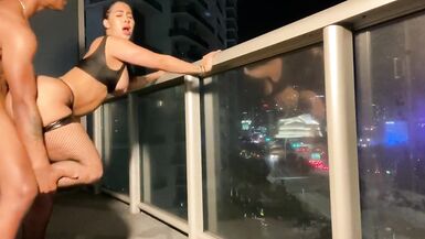 Hart und Blowjob auf dem Balkon bei Nacht - 3 image