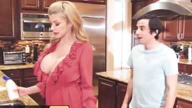 La jeune Joslyn James est une jeune fille en chaleur qui aime la baise.