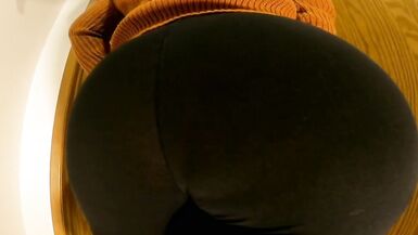 La matrigna mette in mostra il suo grosso sedere rotondo in leggings trasparenti - 3 image