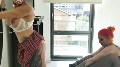 Alexxa Vice repreende Tanya Virago por má conduta sexual e fode-a com um Strapon