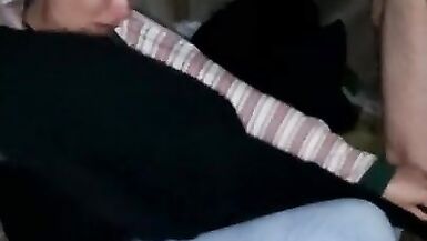 Se faire sucer la bite par cette femme qui a vraiment besoin dargent - 12 image