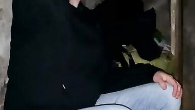 Se faire sucer la bite par cette femme qui a vraiment besoin dargent - 2 image