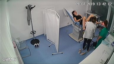 Un gynécologue examine le vagin dune patiente à laide dun moniteur.