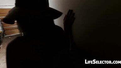 La femme en colère dans une voiture et en train de baiser - 3 image