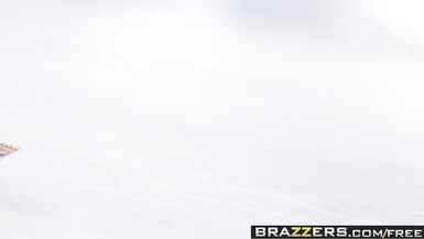 Brazzers - Alle mamme piace grande - Scena di Indiscrezione Post-Party con Makayla Cox e Jessy Jones - 1 image