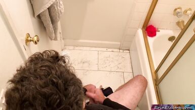 La belle-mère aide son beau-fils à jouir - 11 image