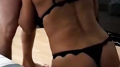 İki adam beni beceriyor ve kocam çıkarıyor.