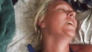 Умоляющий Creampie для MILF - 5 image