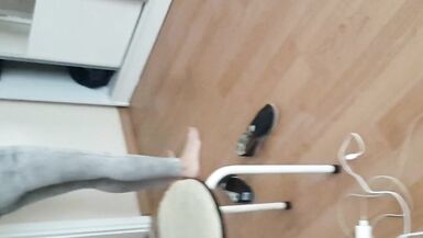 Gf habillée nue, montre son cul, avant daller travailler