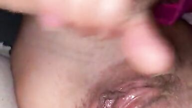 Une femme reçoit une grosse bite dans sa chatte mouillée - 15 image